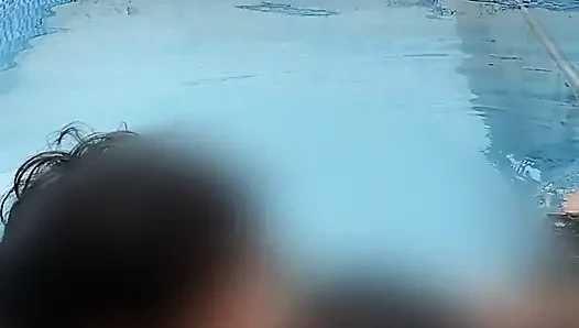 Der Riskante Spaß Eines Heißen Paares Im Schwimmbad.