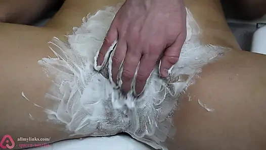 Mencukur memek berbulu dengan busa yang dicukur! Close-up!