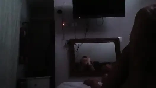 В видео от первого лица, выполненное через настенное зеркало отражение мексиканской пары, занимаемойся горячим потным сексом Urfreaknastycouple