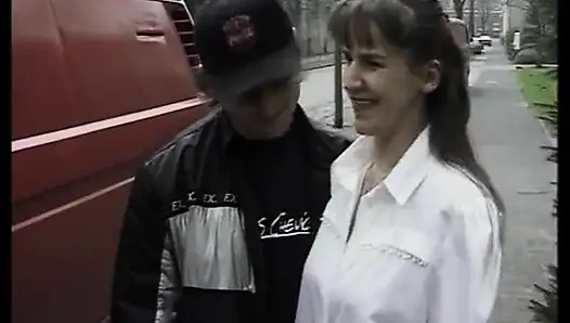 Kurviges deutsches schätzchen bekommt große ladung auf ihre perfekten natürlichen titten