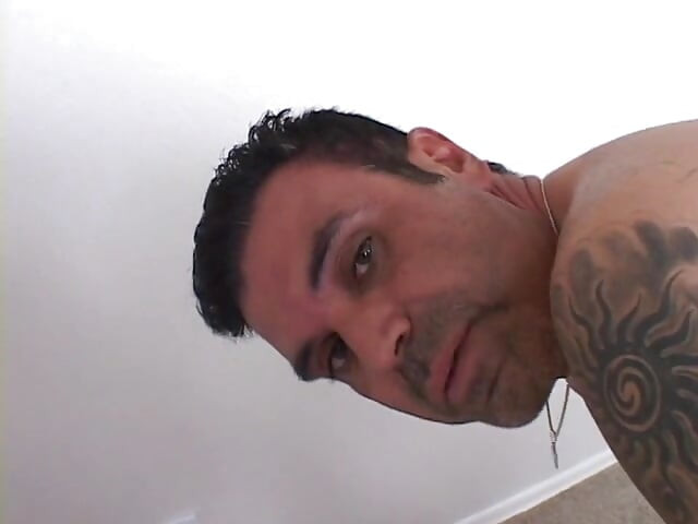 Sexy loira puta faz um boquete depois que ela enfia a língua na bunda de caras cubanos