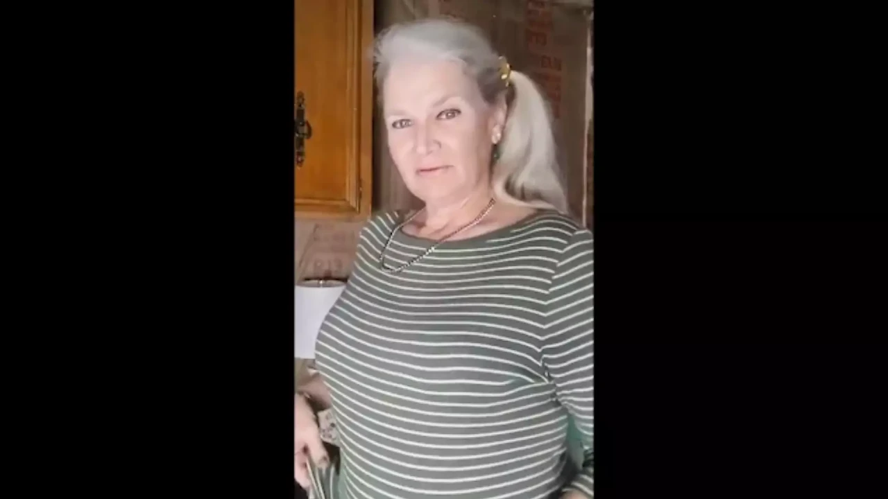Hot MommaVee Fucks A Zucchini!