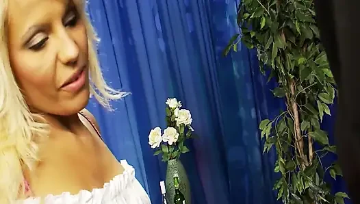 Glamouröse mädchen, szene 3_beautiful blondine in dessous mag es, von einem großen schwanz gefickt zu werden