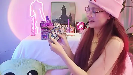 Göğüsler ve oyun kartı üstsüz çekiyor