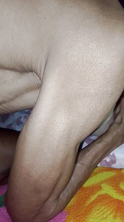 Ικανοποιημένη τόσο πολύ .θέλει περισσότερο εγκεφαλικό επεισόδιο για να φάει το υγρό μουνί της ζει επίσης ιεραποστολικά