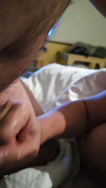 Liderligt par giver blowjob