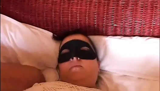 Amatör maskeli evli kadının üçlü seksi kocası ve sevgilisi tarafından sikiliyor ve ağzına boşalıyor