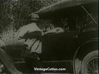 Plassende meisjes geneukt door chauffeur in de natuur (vintage uit de jaren 20)