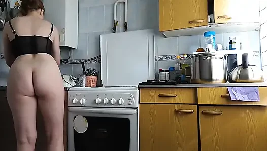 Ich will den Hintern der Stiefmutter meiner Freundin, ich liebe es, wenn sie in der Küche kocht