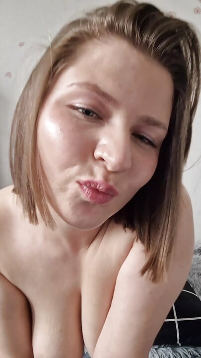 Piesek z przodu z pełnym kontaktem wzrokowym i podskakując