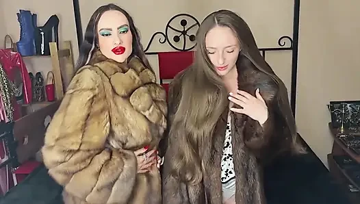 Samus kürk mantolu trans kız ladyboy kız arkadaşını miskrat kürk mantoyla sikiyor