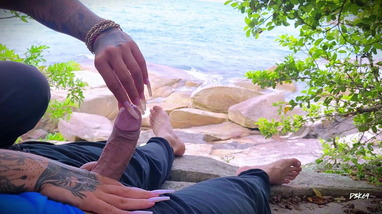 Masturbación con la mano, eyaculación sorpresa en la playa