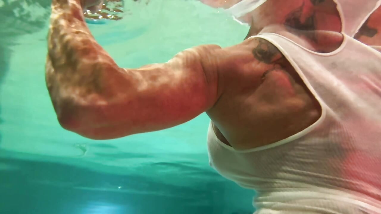 Amazon Kandy își flexează bicepsul masiv în piscina ei de la hotel
