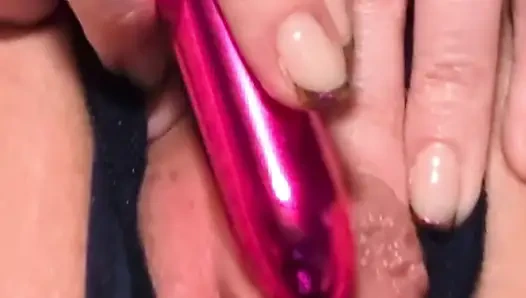 Голая мокрая киска