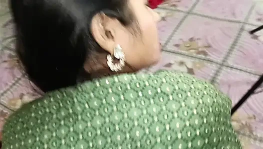 丰满的印度阿姨和小鲜肉在卧室里硬狗式啪 - 业余德西自拍角色扮演