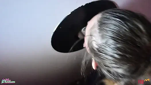 Kız arkadaş duvar deliğinde yabancının prezervatifini emiyor