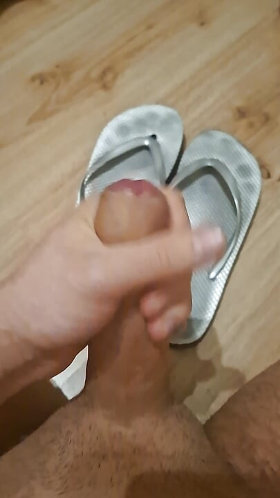 ฉันซื้อ flipflop จากสาวและยิงน้ําเงี่ยนบนพวกเขา