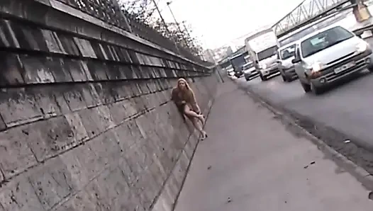 Gadis semok ini lagi asik masturbasi di jalanan dan nyepong kontol di rumah