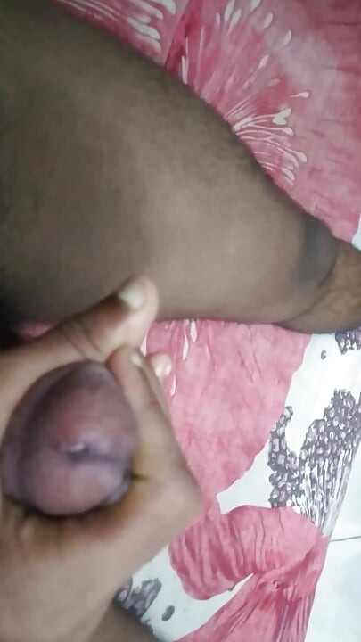 德西瘦男人獨自一人 雅克和手裡的精液...觀看到最後，讓您滿意