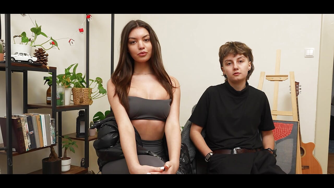 VIP4K. Duas lésbicas bonitas não se importam de fazer um trio com um estranho do trem