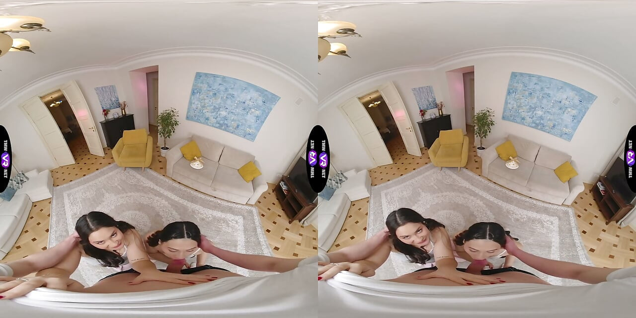 Las zorras cachondas Roxy y Amelia lo agradecen con una doble mamada - teenmegaworld