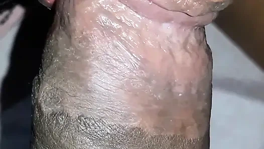 Kocamın önünde adamın yarağını emdim ve filme aldı.