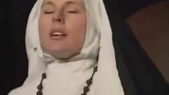 La monja en el confesionario