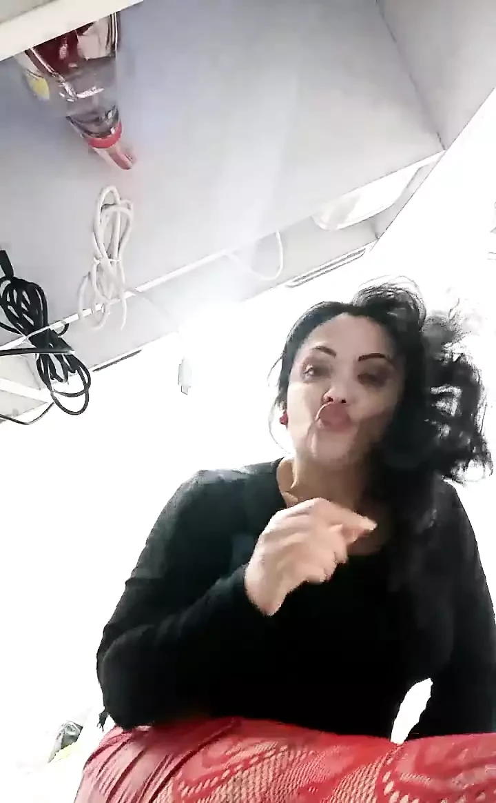 Je montre ma chatte dans le magasin