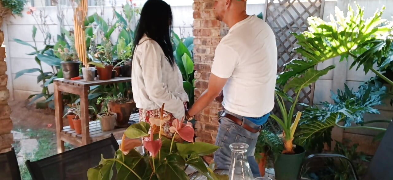 隣人の淫らな妻との屋外の楽しみ