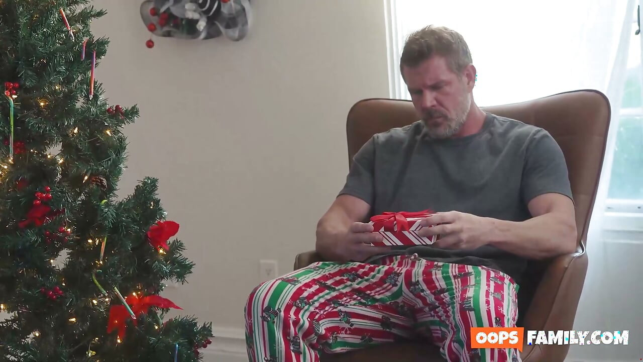 Um Natal solitário para padrasto toma um passo sujo com pornô secreto.