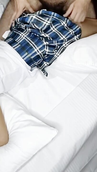 Studentka odwiedza nauczyciela w domu i pozwala mu ją dotknąć