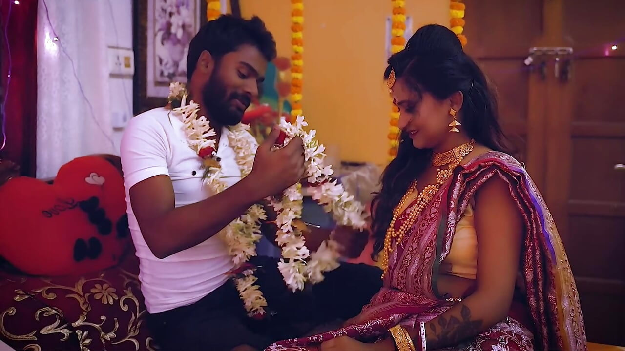 Suhagraat me pati ko behoshh karke boyfriend se chudwae