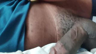 Stiefbroer betrapt door stiefzus die van dichtbij masturbeert