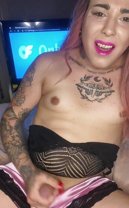 Seksi pijamalarıyla mastürbasyon yapıyor