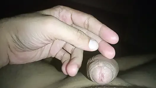 Azgın oğlan geceleri mastürbasyon yapıyor