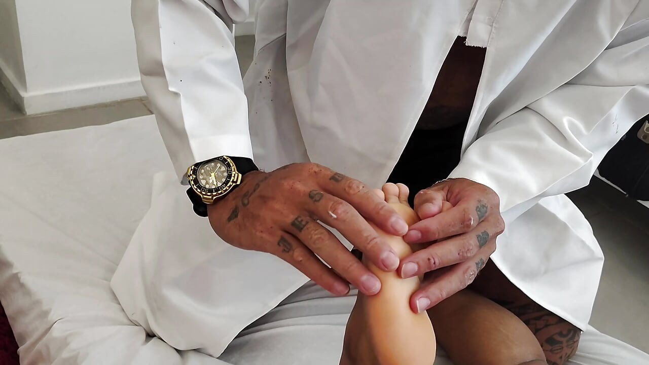 Stoute therapeut masseuse had seks met dwerg