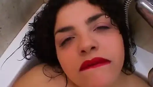 Brünette masturbiert im badezimmer