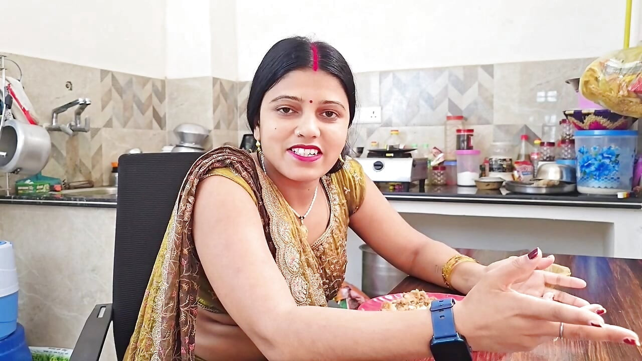 Ateşli yengem odamda tamamen mastürbasyon yaparken beni yakaladı