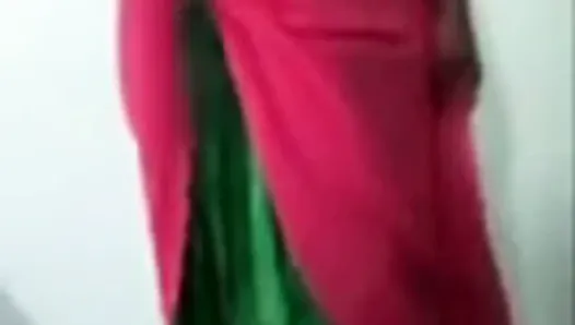 Desi bhabi in red saree