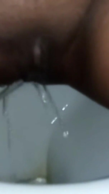 Detik penting dari "Isteri desi India curang suaminya dengan mengongkek kawannya dengan buah dada besar dan pepek berair basah"