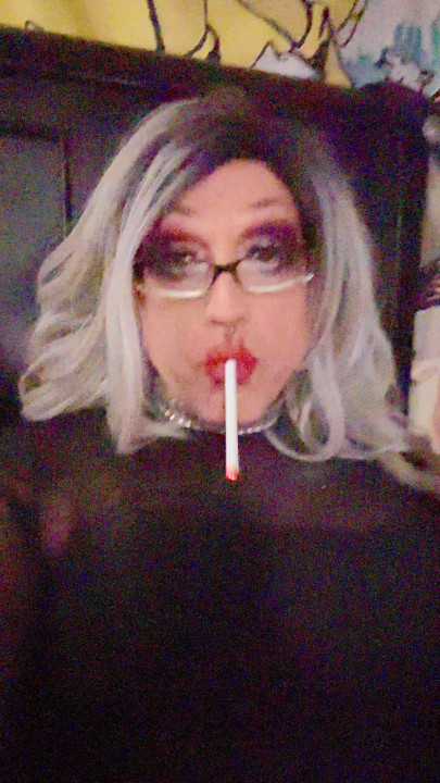 Marilyn na cama fumando e provocando