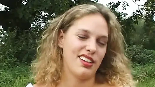 Sevimli sarışın piliç açık havada sert yarak emiyor