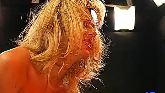 Blonde Bombe Nimmt Einen Halsfick Und Wird Hart Geritten