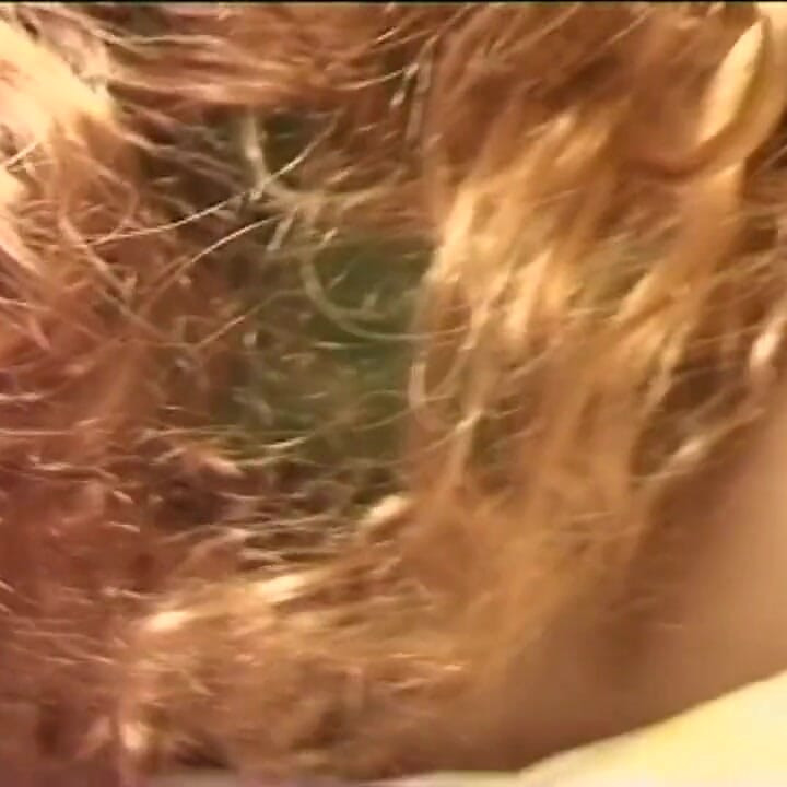 Maskeli sarışın bebek çılgın yarakla sikişiyor