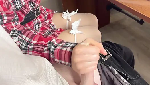 18 Sınıf Arkadaşım Aniden Sınıfta Sikimi Mastürbasyon Yapmaya Başladı.