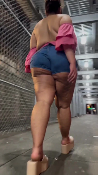 Must-see Moment from Puerto Rican Boricua Woman Walking in Daisy Dukes ...