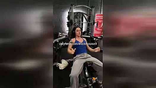 Ups im Fitnessstudio: Kaum legal versehentlich die muschi des mädchens während des trainings bloßzustellen!