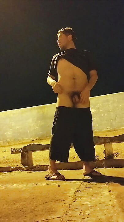 Я чекав, поки футбольна команда вийде, щоб показати мене на полі