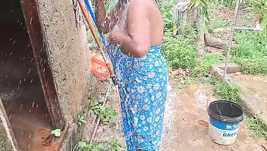 Ateşli üvey anne açık havada banyo yapıyor