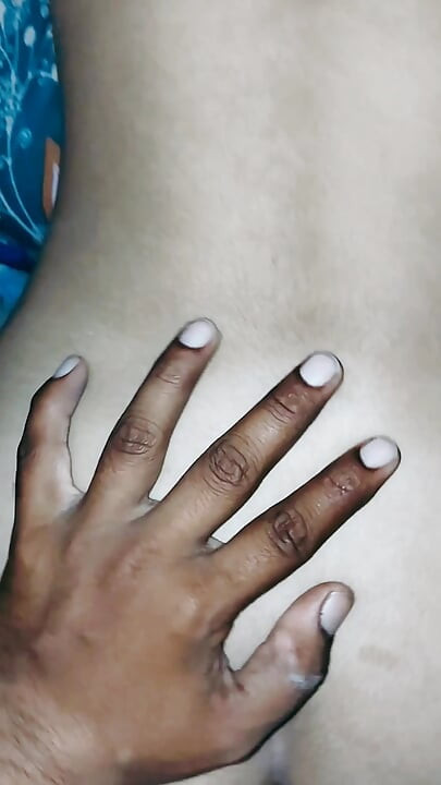 Girlfriend ke chut me ungli ghusa di closeup
